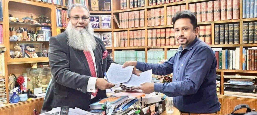 CFIPEC chief exchanging a signed Memorandum of Understanding with the head of the Human Rights Bureau.