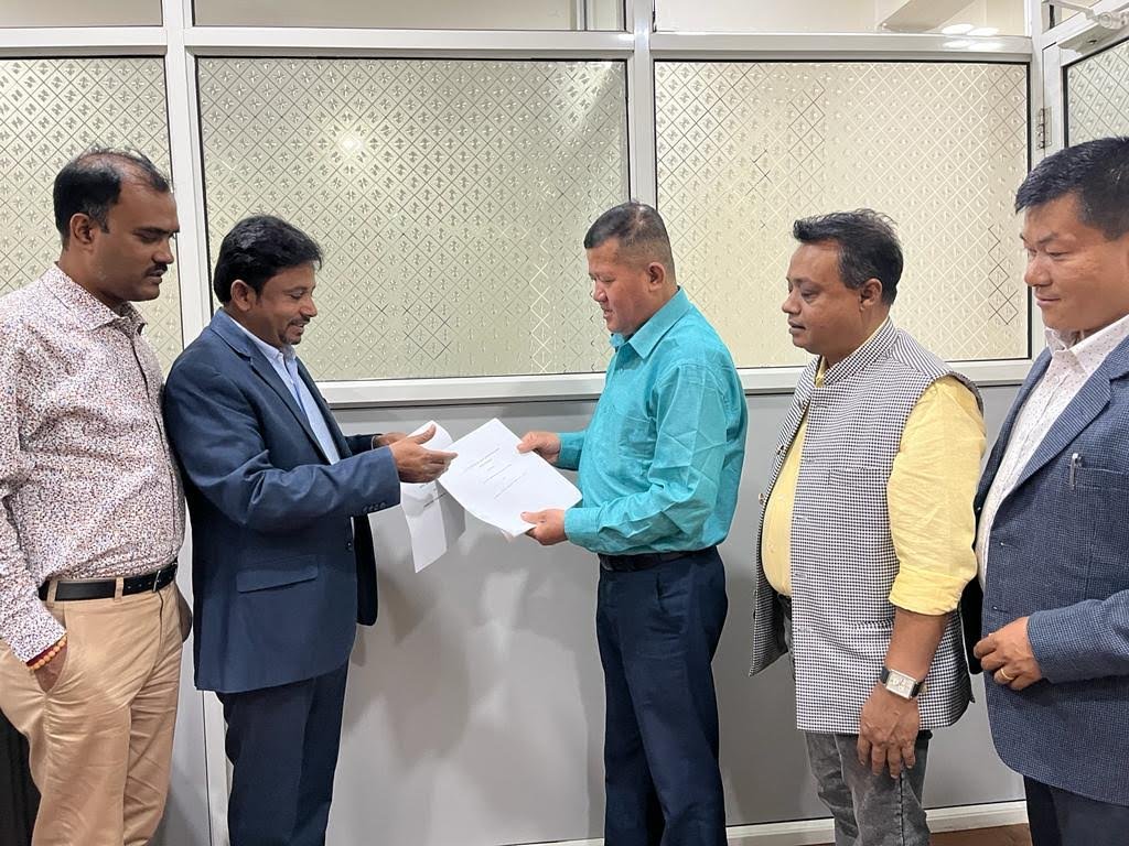 Handover of agreement documents between CFIPEC and visiting officials.